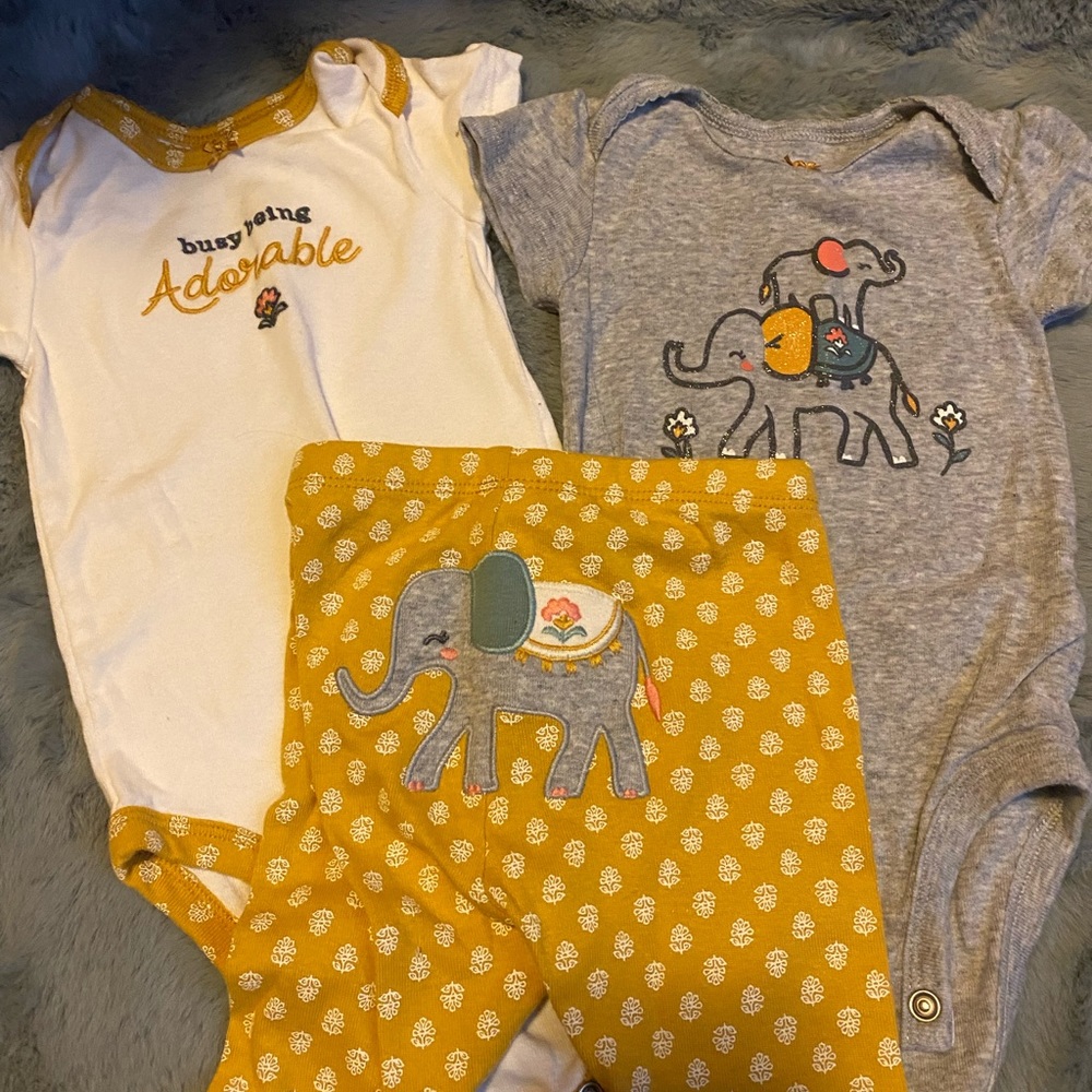 4 for $20 in bundle- Carter’s 3 piece outfit- size 3 months
